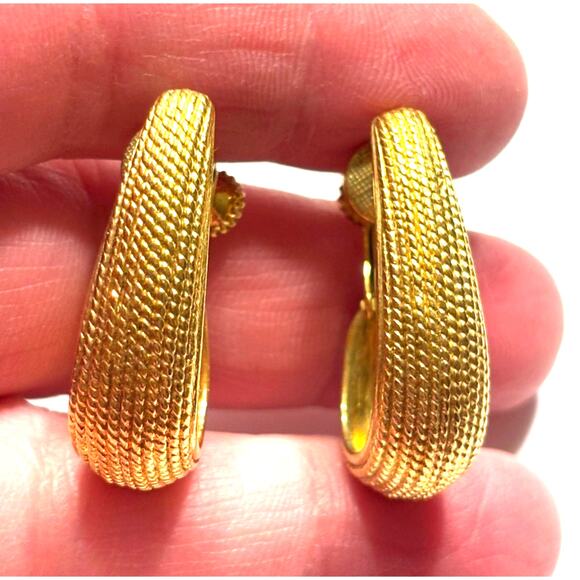 Vintage Napier adjustable clip on earrings textured gold faux hoops classic Y2K - Picture 2 of 5